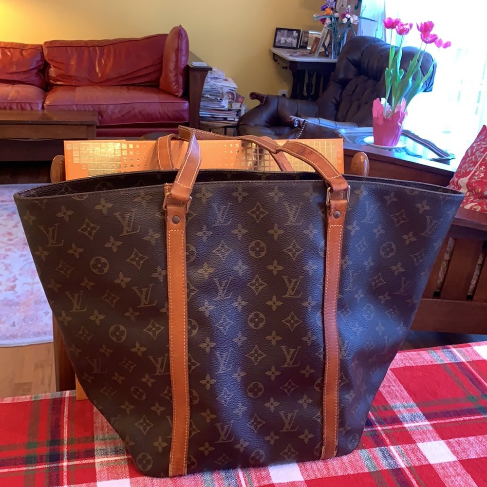 π Closet closing! Hurry..
Authentic Louis Vuitton Sac shopping tote, big size - Picture 2 of 12